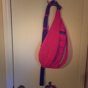 Women’s pink Kavu rope bag